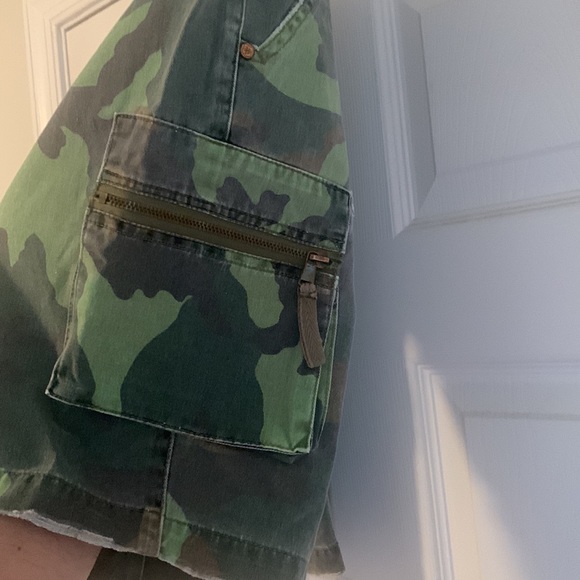 Ladies size 9 juniors Camouflage shorts just above the knee length - Picture 7 of 11